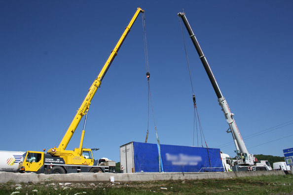 Levage de poids lourd sur autoroute